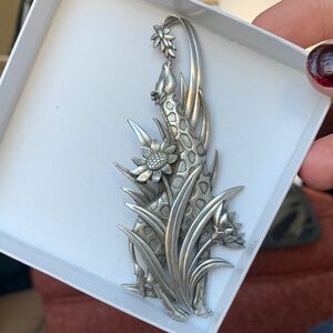 Silver pewter tone, giraffe-with-flowers-grass pin brooch, JJ Jonette
